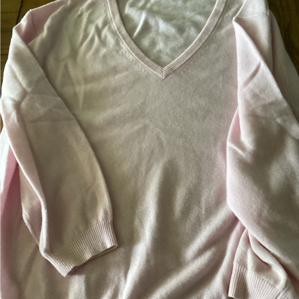 J. Crew Pink V-Neck Knit Sweater pale pink. it runs big %100 cashmere